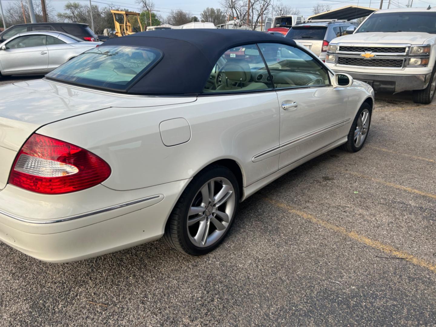 2007 White Mercedes-Benz CLK-Class (WDBTK56F07T) , located at 1687 Business 35 S, New Braunfels, TX, 78130, (830) 625-7159, 29.655487, -98.051491 - Photo#2